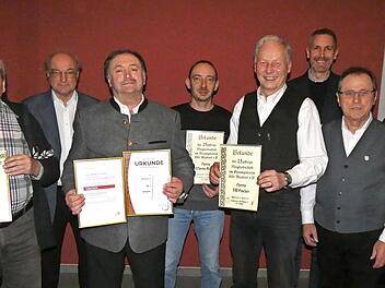 Bei der Jahreshauptversammlung des Gesangvereins 1884 Alladorf wurden verdiente und langjährige Mitglieder geehrt: (v.l.) Erwin Lindner, Chorleiter Klaus Linhardt, Wilfried Lauterbach, Martin Kauper, Ulf Fischer, Bürgermeister Martin Bernreuther, ...