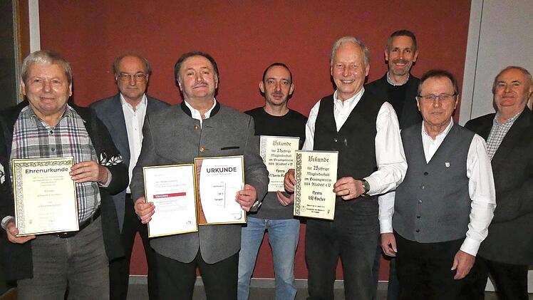 Bei der Jahreshauptversammlung des Gesangvereins 1884 Alladorf wurden verdiente und langjährige Mitglieder geehrt: (v.l.) Erwin Lindner, Chorleiter Klaus Linhardt, Wilfried Lauterbach, Martin Kauper, Ulf Fischer, Bürgermeister Martin Bernreuther, ...