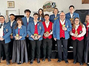 Stolz zeigen sich (von links) Lukas Gruber (zehn Jahre), Andreas Casper (Vorstand), Hannes Rupp, Luzia Reichel, Gabriel Weigel, Erik Reichel, Alina Wiesel, Jonas Kolb (alle zehn Jahre), Julia Jenson (25 Jahre), Wilfried Spielbühler, Hannes Koch, L...