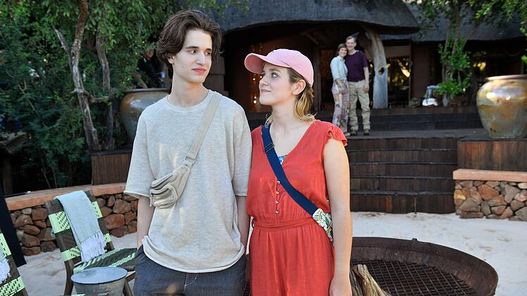 Weil sie ihren Eltern Katja (Isabell Horn, hinten) und Bj&ouml;rn Wagner (Daniel Krauss, hinten) keine Sorgen machen wollen, tun ihre Kinder Lisa (Klara Kleinheins) und Paul (Cooper Dillon) so, als verst&uuml;nden sie sich ganz gro&szlig;artig. Das werden sie auch bald tun. Und noch ein bisschen mehr ...