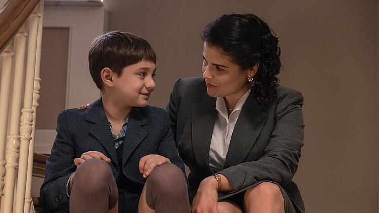 Der kleine Hubert (Lior Kudrjawizki) vermisst seine berufst&auml;tige Mutter Aenne (Katharina Wackernagel) sehr.