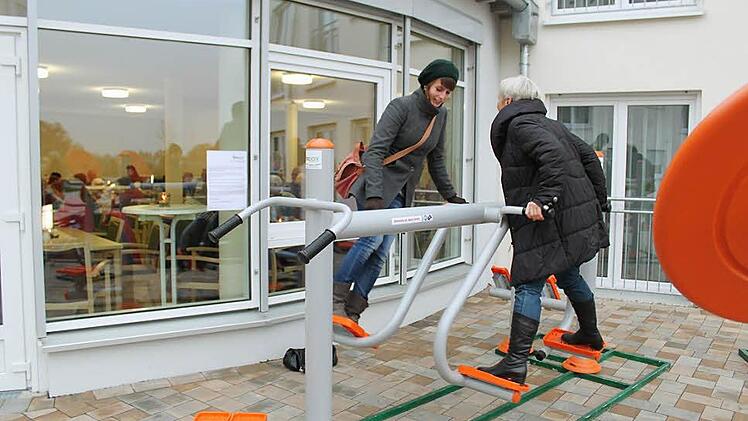 Vor dem Gebäude sind Geräte aufgestellt worden, an denen man seine Beweglichkeit üben kann. Fotos: Markus Häggberg