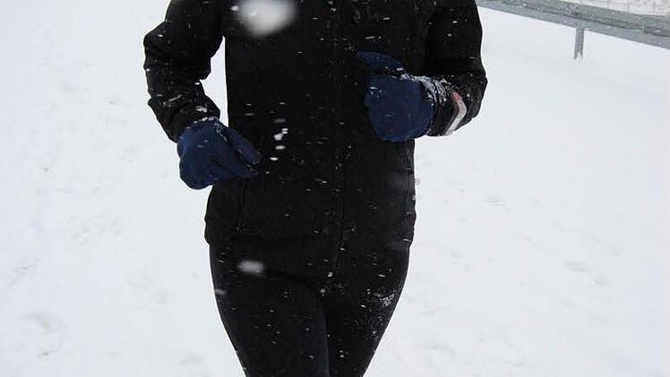 Joggerin im Schnee - Martina Leonhardy