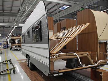 Außen Wohnwagen, innen Baustelle: Auf einem Förderband von 246 Metern Länge werden die Wohnwagen gebaut. Fotos: Ulrike Müller