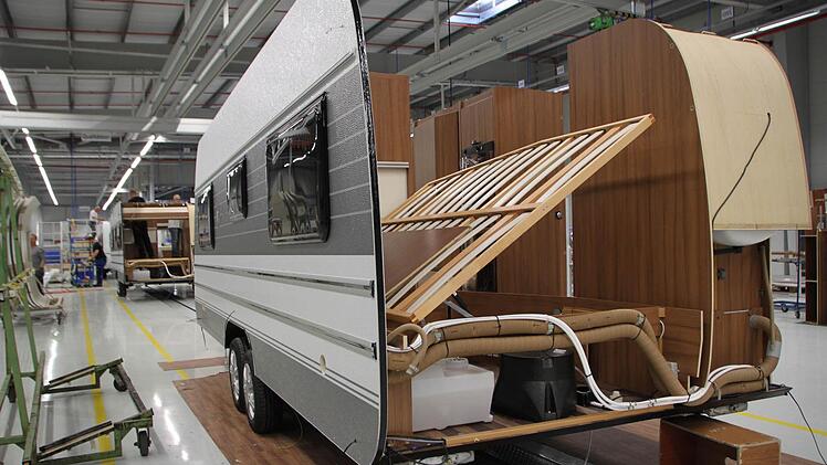 Außen Wohnwagen, innen Baustelle: Auf einem Förderband von 246 Metern Länge werden die Wohnwagen gebaut. Fotos: Ulrike Müller