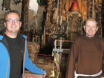 Pilgerbüroleiter Jörg Schmidt (links) ist jetzt fest bei der Kirchenverwaltung angestellt. Darüber freut sich auch Pater Alard, der nun offiziell Schmidts Chef ist. Foto: Sonja Adam