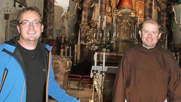 Pilgerbüroleiter Jörg Schmidt (links) ist jetzt fest bei der Kirchenverwaltung angestellt. Darüber freut sich auch Pater Alard, der nun offiziell Schmidts Chef ist. Foto: Sonja Adam