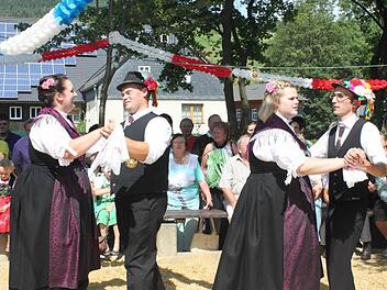 Auf dem Anger wurde kräftig getanzt. Foto: Veronika Schadeck