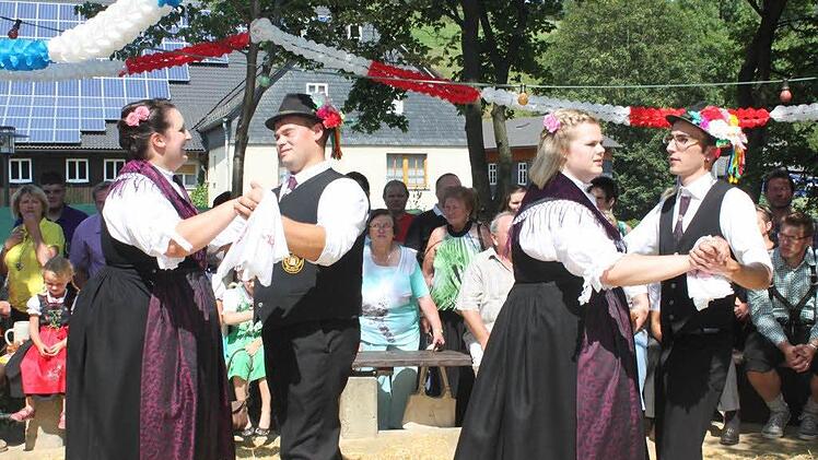Auf dem Anger wurde kräftig getanzt. Foto: Veronika Schadeck