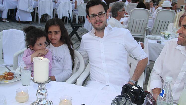 Tobias Schöffel, der Initiator des "Dinner en blanc" hat auf eigene Kosten Werbebanner und Flyer drucken lassen. Tobias Schöffel freute sich, dass die kleine Salam den Mut hatte, auch zu kommen. Foto: Sonja Adam