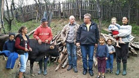 Eine Familie im rumänischen Stufu zeigt ihre Kuh den Besuchern aus Eggenbach.