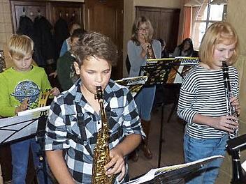 Für die musikalische Einstimmung sorgten die fünf hoffungsvollen Nachwuchskräfte der Stadtkapelle Kupferberg, Paul Müller (von links), Olga-Verena Schuck (verdeckt), Toni Meister, Fiona Bincyk und Julia Müller unter der Leitung von Valerij Efremov. Foto: Klaus-Peter Wulf