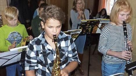 Für die musikalische Einstimmung sorgten die fünf hoffungsvollen Nachwuchskräfte der Stadtkapelle Kupferberg, Paul Müller (von links), Olga-Verena Schuck (verdeckt), Toni Meister, Fiona Bincyk und Julia Müller unter der Leitung von Valerij Efremov. Foto: Klaus-Peter Wulf