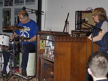 Helge Schenider (rechts) hat bei seinem inzwischen dritten Auftritt in Reith diesmal den Drummer Pete York (Spencer Davis Group) mitgebracht. Foto: Winfried Ehling