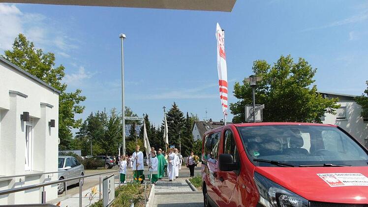 Von der Kirche zum "Haus Jakobus" Foto: Petra Malbrich