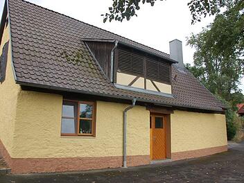 Das Burgläurer Backhaus erhielt  einen neuen Farbanstrich. Foto: Manfred Mellenthin