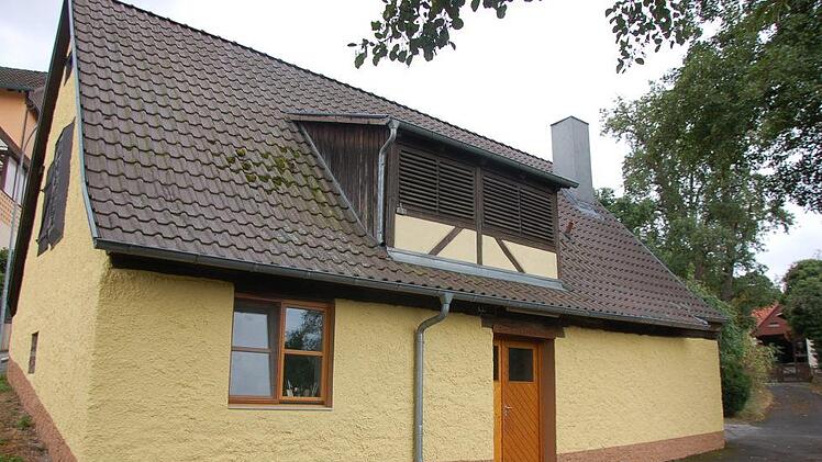 Das Burgläurer Backhaus erhielt  einen neuen Farbanstrich. Foto: Manfred Mellenthin