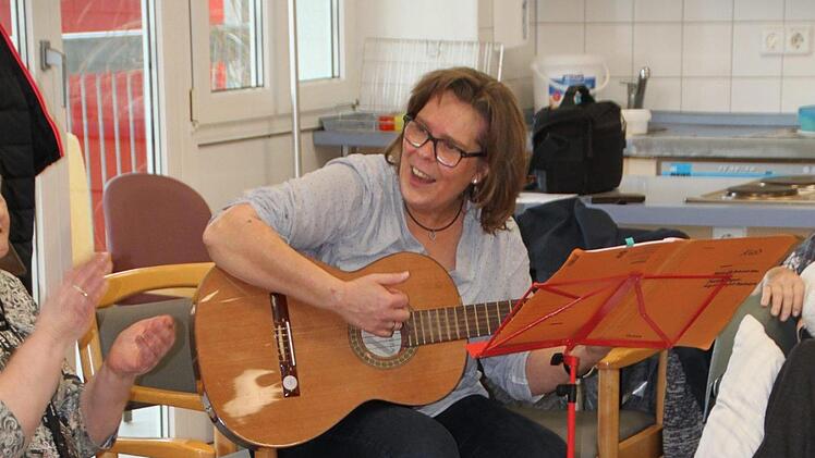 Daniela Wagner hat eine große Palette an Instrumenten dabei. Für fast jeden ist etwas dabei. Foto: Julia Raab