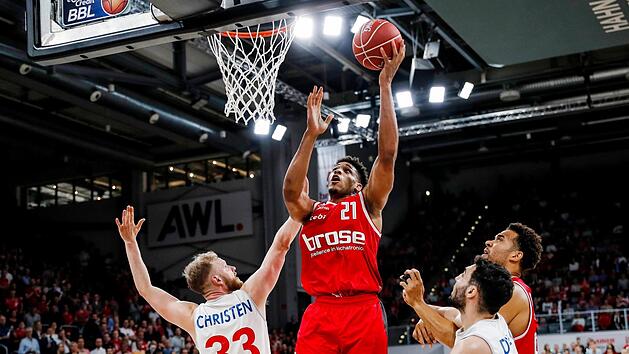 Augustine Rubit setzt sich unter dem Korb gegen Vechtas Robin Christen durch. Max DiLeo (vorne rechts) und Elias Harris beobachten die Aktion des Bamberger Power Forwards. Foto: Daniel L&ouml;b