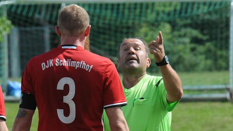 Klare Ansage: Schiedsrichter Klaus Faulstich nimmt sich den Schlimpfhofer Tobias Kapitz zur Brust. Foto: ssp