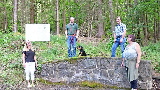 Die frisch renovierte Klausenquelle im Wald bei Gestungshausen und ihre neuen Paten (von links): Andrea G&auml;belein, Bernd Lauterbach mit H&uuml;ndin Claire, Bernd H&ouml;cherich und Antje Hartan Foto: Rainer Lutz
