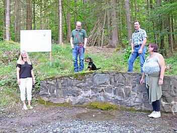 Die frisch renovierte Klausenquelle im Wald bei Gestungshausen und ihre neuen Paten (von links): Andrea Gäbelein, Bernd Lauterbach mit Hündin Claire, Bernd Höcherich und Antje Hartan Foto: Rainer Lutz