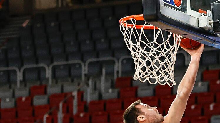 Unbedrängt kann Bambergs Chase Fieler zwei seiner zehn Punkte markieren. Andreas Seiferth (links) kommt zu spät. Foto: Daniel Löb