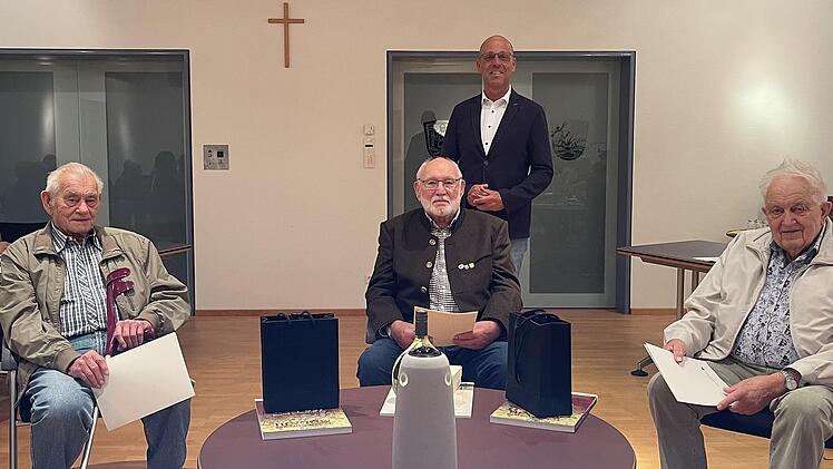 Passend zum Thema Gemarkungsgrenzen wurden Lothar Wuttke (sitzend, von links), Alfred Kleinhenz und Walter Höhl in der jüngsten Sitzung des Wildfleckener Marktgemeinderates von Bürgermeister Gerd  Kleinhenz (PWW) für ihre jahrzehntelange, ehrenamt...