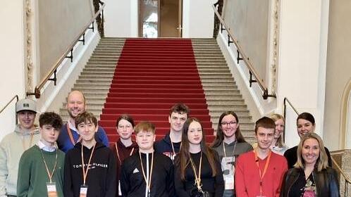 Kultusministerin Anna Stolz (rechts) empfing die Schülerinnen und Schüler aus Bad Kissingen im Bayerischen Landtag.