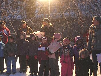 Die Kindergarten-Kinder sangen im dichten Schneetreiben