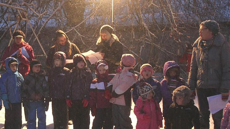 Die Kindergarten-Kinder sangen im dichten Schneetreiben