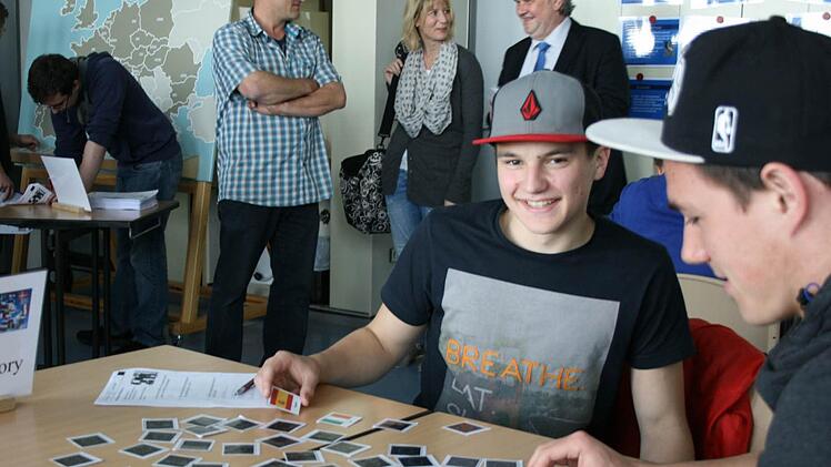 Fragen zur Währungsunion müssen die Schüler oben anhand einer Power-Point-Präsentation beantworten - unten geht es spielerischer zu: Beim Memory wird das Flaggenwissen überprüft.
