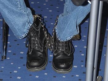 Bei der Verhandlung steckten die Füße des Angeklagten in Fußfesseln. Foto: Peter Groscurth