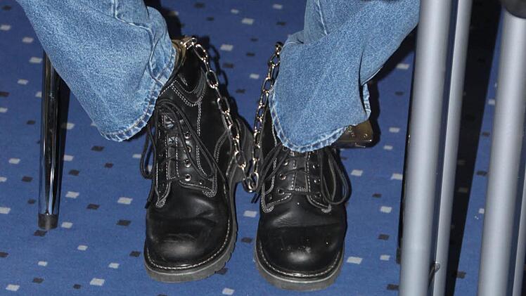 Bei der Verhandlung steckten die Füße des Angeklagten in Fußfesseln. Foto: Peter Groscurth