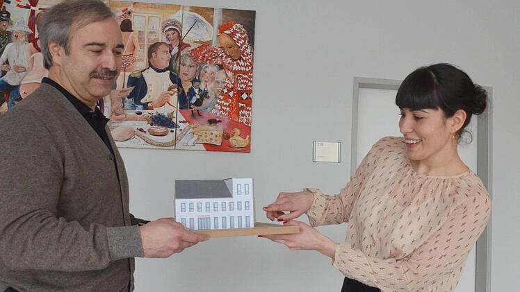 Michael und Henriette Lutz zeigen ein Modell des künftigen Sparkassenbaus. (Foto: Rainer Lutz)