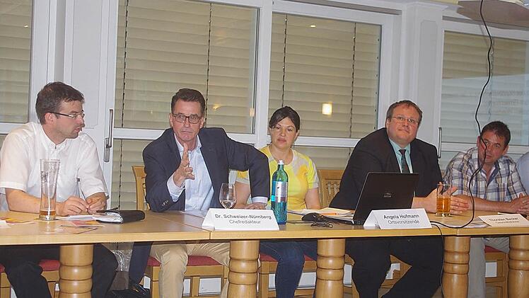 Kronachs Dritter Bürgermeister Markus Wich, Frank Schweizer-Nürnberg, CSU-Ortsvorsitzende Angela Hofmann, Thorsten Becker und Johannes Fehn, Kreisvorsitzender des Einzelhandelsverbands, beim Fachgespräch "Einzelhandel in Kronach"  Foto: Heike Schülein