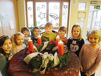 Helene (von links), Lisa, Leonie, Niklas, Marlon, Jason, Alicia und Julia haben uns ihre Sicht auf Weihnachten erklärt.  Foto: Hendrik Steffens