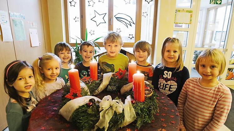 Helene (von links), Lisa, Leonie, Niklas, Marlon, Jason, Alicia und Julia haben uns ihre Sicht auf Weihnachten erklärt.  Foto: Hendrik Steffens