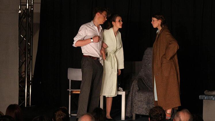 Charlotte Kunkel sucht Hilfe und Rat bei den "lieben "Nachbarn Nick Schumm und Isabel Dill. Foto: Thomas Dill
