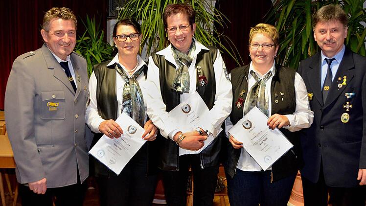 Für 25-jährige Mitgliedschaft in der SKK Lauter wurden Margit Ohmert-Lang, Ulrike Lang und Marion Glückler vom Vorsitzenden Michael Rohner (links) geehrt; rechts BSB-Kreisverbandsvorsitzender Klaus Lutz.