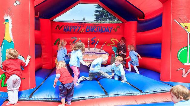 H&uuml;pfburgen sind immer eine Attraktion f&uuml;r Kinder.  Foto: privat