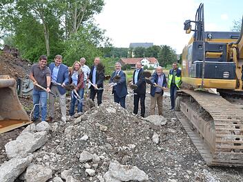 Die ersten Spatenstiche sind getan. Vor dem Winter soll die neue Brücke fertig sein. Foto: Rainer lutz