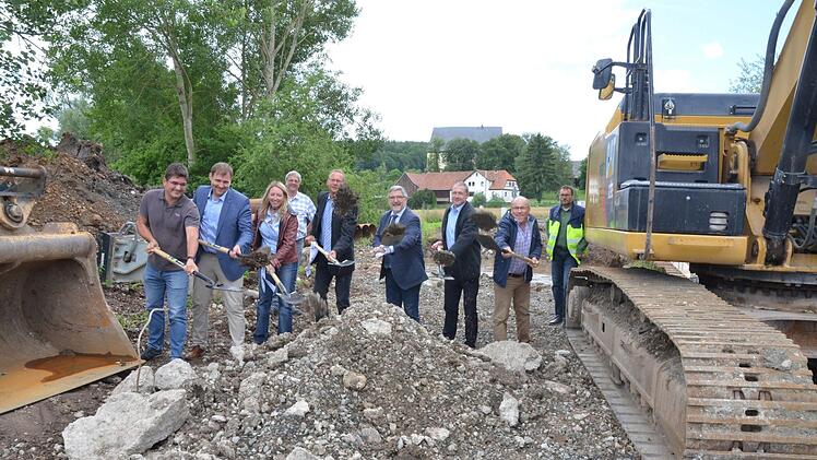 Die ersten Spatenstiche sind getan. Vor dem Winter soll die neue Brücke fertig sein. Foto: Rainer lutz