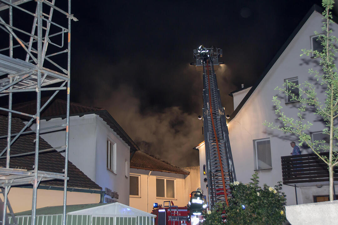 Dachstuhlbrand fordert Feuerwehr: Brandobjekt schwer zugänglich