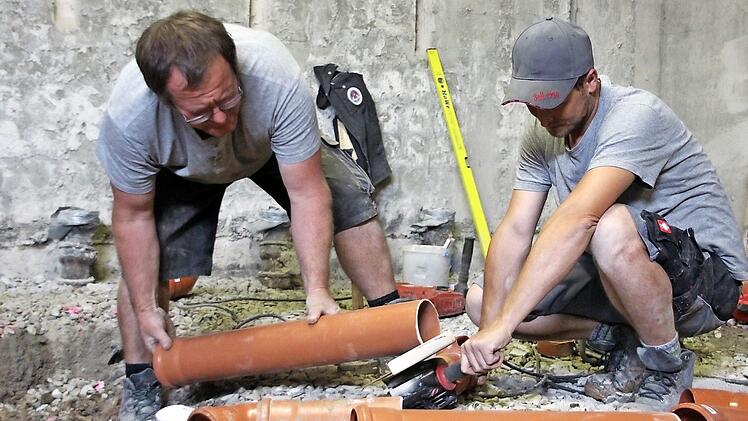 Im Moment reißen Bauarbeiter die Sanitäranlagen im Erdgeschoss der Gottfried-Neukam-Mittelschule in Kronach ab.  Fotos: Franziska Rieger