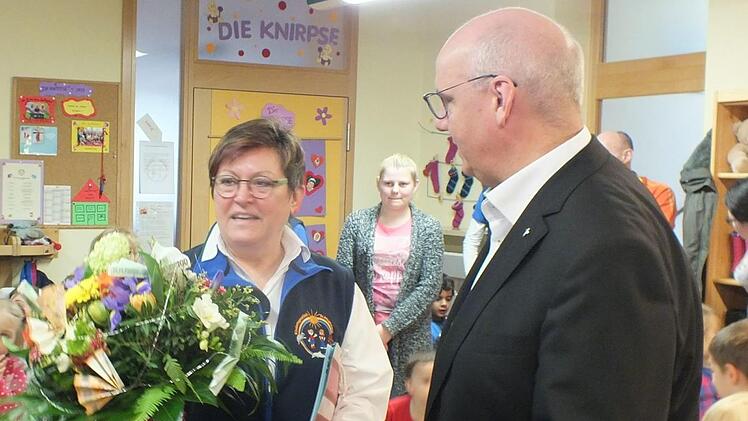 Zum Abschied gab es viele Geschenke.   Foto: Manfred Welker