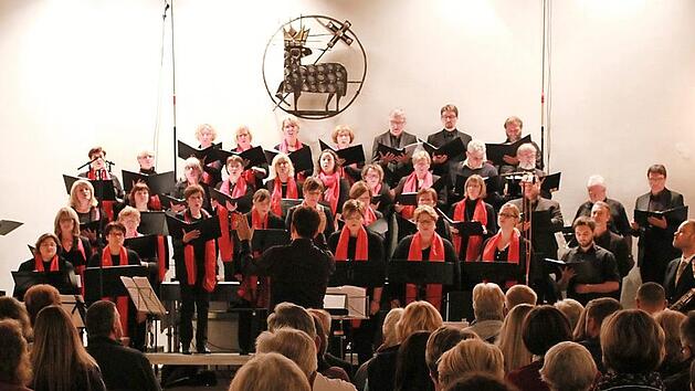 Bigband, Jazzmusiker und Chor bescherten dem Publikum in der Eberner Christuskirche eine kurzweilige Musikstunde. Foto: Katharina Becht