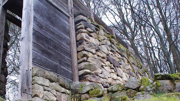 Das rekonstruierte Mauerwerk der Heunischenburg bei Gehülz. Fotos: Marco Meißner