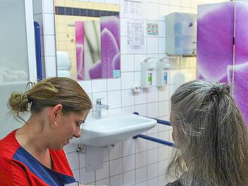 Carmen D'Aniello gef&auml;llt ihr Beruf als Altenpflegehelferin. Neben dem morgendlichen Waschen, gibt es auch manchmal eine Manik&uuml;re, bei der ausgiebig mit den Bewohnern geplaudert wird. Foto: Theresa Schiffl