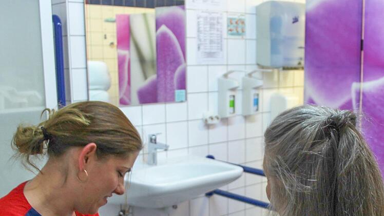 Carmen D'Aniello gef&auml;llt ihr Beruf als Altenpflegehelferin. Neben dem morgendlichen Waschen, gibt es auch manchmal eine Manik&uuml;re, bei der ausgiebig mit den Bewohnern geplaudert wird. Foto: Theresa Schiffl